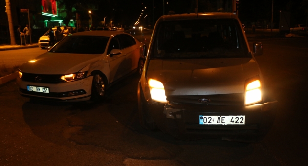 Adıyaman’da İki Otomobil Çarpıştı: 3 Yaralı