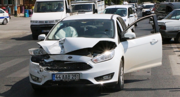 Adıyaman'da İki Otomobil Çarpıştı: 3 Yaralı