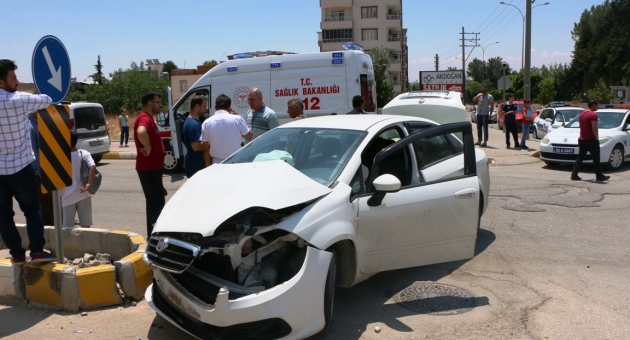 Adıyaman'da İki Otomobil Çarpıştı:4 Yaralı