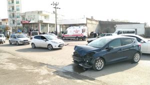 Adıyaman’da iki otomobil kavşakta çarpıştı