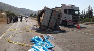 Adıyaman'da kamyonet ile otomobil çarpıştı: 1 ölü, 5 yaralı - Videolu Haber