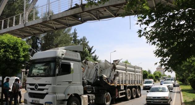 Adıyaman'da Kamyonun Dorsesi Üst Geçide Çarptı: 1 Yaralı