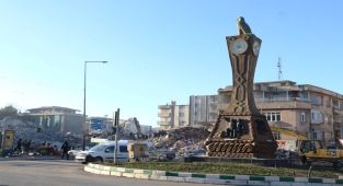 Adıyaman'da kentin simgesi Saat Kulesi'ndeki saatler 04.17'de durdu