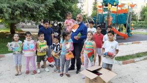 Adıyaman’da mahalle muhtarı çocuklara oyuncak ve kitap dağıttı