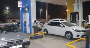 Adıyaman'da meydana gelen deprem sonrası benzin istasyonlarında kuyruk oluştu
