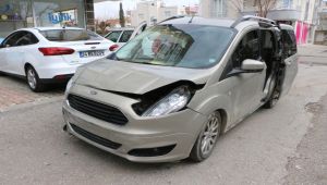 Adıyaman’da Minibüs İle Hafif Ticari Araç Çarpıştı: 1 Yaralı - Videolu Haber