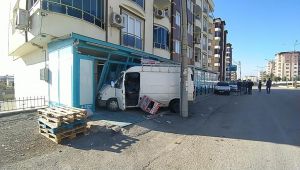 Adıyaman'da minibüs markete girdi - Videolu Haber
