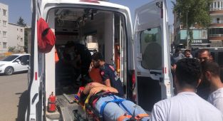Adıyaman'da motosikletler otomobile ile çarpıştı: 2 yaralı - Videolu Haber