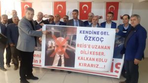Adıyaman'da Muhtarlar CHP'li Özkoç'un Pankartını Parçalayarak Yaktı