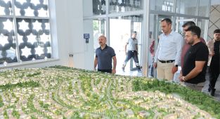 Adıyaman'da orta hasarlı yapılan masaya yatırıldı
