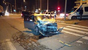 Adıyaman'da otomobil ile minibüs çarpıştı: 2 yaralı - Videolu Haber
