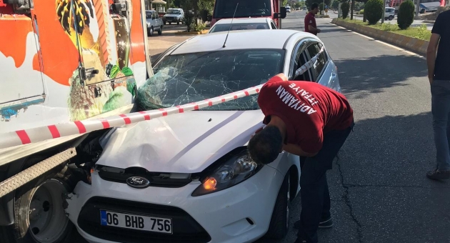 Adıyaman'da Otomobil, Kamyonetin Altına Girdi