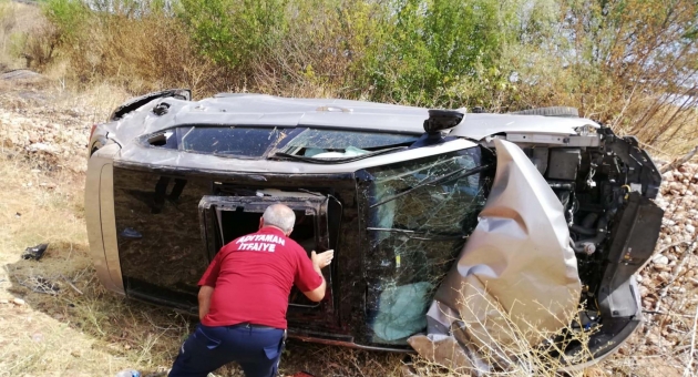 Adıyaman’da Otomobil Şarampole Devrildi: 1 Ölü 1 Yaralı