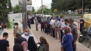 Adıyaman'da PTT şubesi önünde sosyal mesafe kuralına uymadılar - Videolu Haber