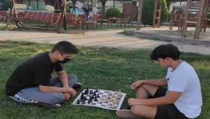 Adıyaman’da satranç severler sokakta yerini aldı