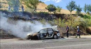 Adıyaman'da seyir halindeki araç alev aldı, sürücü canını zor kurtardı - Videolu Haber