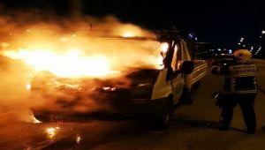 Adıyaman'da seyir halindeki kamyonetin motor kısmı alev aldı