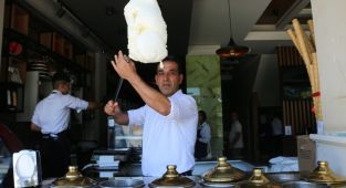 Adıyaman’da sıcaklar 45 dereceyi buldu, dondurmacılara akın yaşandı - Videolu Haber