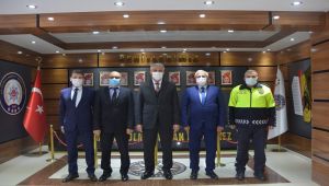 Adıyaman'da terfi eden müdürlere plaket verildi