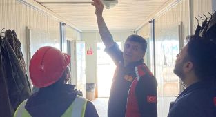 Adıyaman’da toplu konut şantiyelerinde işçilerin konakladığı alanlar incelendi