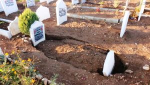 Adıyaman'da yoğun yağış nedeniyle mezar toprağı çöktü - Videolu Haber