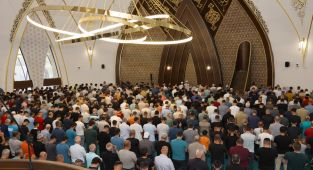 Adıyaman'da yüzlerce kişi bayram namazı için saf tuttu