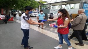 Adıyaman Genç Kızılay üyeleri maske ve dezenfektan dağıttı