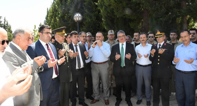 Adıyaman İl Protokolü’nden Şehitlik Ziyareti