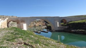 Adıyaman'ın tarihi Kızılin Köprüsü ziyaretçilerini bekliyor