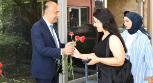 Adıyaman Üniversitesi'nde sıcak karşılama: Rektör Keleş öğrencilere karanfil dağıttı