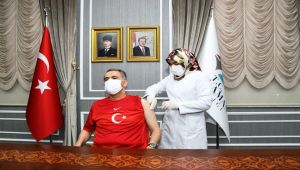 Adıyaman Valisi Çuhadar Kovid-19 aşısının ilk dozunu yaptırdı