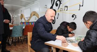Adıyaman Valisi Dr. Osman Varol çocukların oyununa eşlik etti