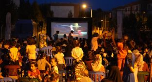 Adıyamanlı çocuklar açık hava sinemasını çok sevdi - Videolu Haber