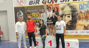 Adıyamanlı sporcu Özlem Yanak, muaythaide birinci oldu