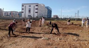 ADYÜ’lü öğrenciler yurt bahçesini fidanla donattı