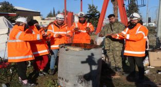 AFAD gönüllüleri, 200 bin TL'lik altın ve dövizi sahibine teslim etti - Videolu Haber