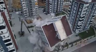 Ağır hasarlı 11 katlı binanın yıkımı havadan görüntülendi - Videolu Haber