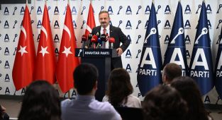 Ağıralioğlu: 'Sizin hissenize Öcalan düştü, bizim hissemize tabuta sığmayan kahramanlar'
