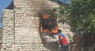 Ahırda çıkan yangın paniğe neden oldu