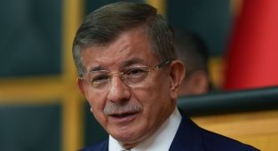 Ahmet Davutoğlu: 'Tanju Özcan ve Mehmet Nuri Ersoy istifa etmeli'