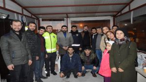 AK Partili Gençler, Polislere Sıcak Çorba ve Peksimet İkram Etti - Videolu Haber