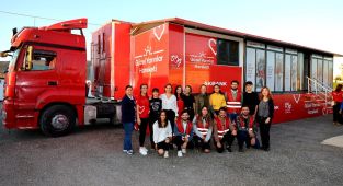 Akbank Adıyamanlı gençlere kodlama ve fotoğrafçılık eğitimi veriyor