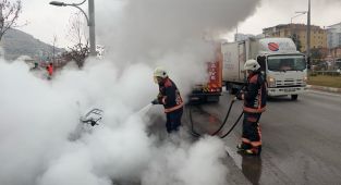 Alev alan motosiklet itfaiye ekiplerince söndürüldü