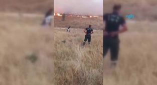 Alevler arasında kalan yaşlı kadın kurtarıldı - Videolu Haber