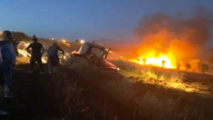 Alevlerin ortasında kalan biçer döveri itfaiye ekibi kurtardı - Videolu Haber