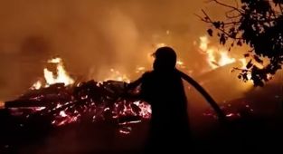 Alevlerin sardığı ev tamamen kullanılamaz hale geldi - Videolu Haber