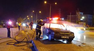 Alkollü sürücünün yaktığı otomobil küle döndü