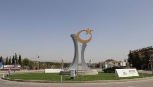 Altınşehir köprülü kavşağına ay-yıldızlı anıt