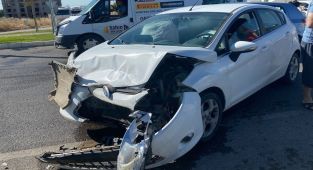 Ambulansla otomobil çarpıştı