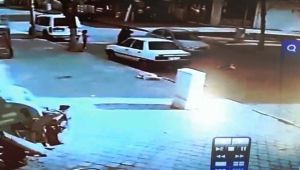 Aniden yola çıkan çocuğa otomobilin çarpma anı kamerada - Videolu Haber